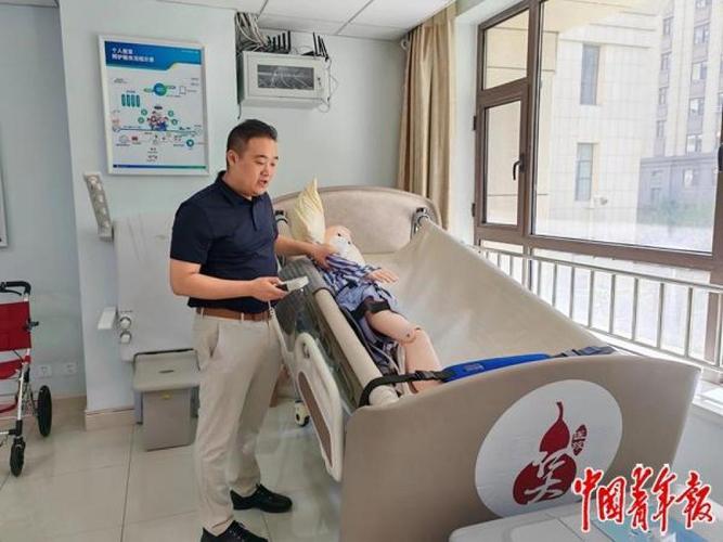多地开启"抢老人"模式 年轻人解锁智慧养老新赛道